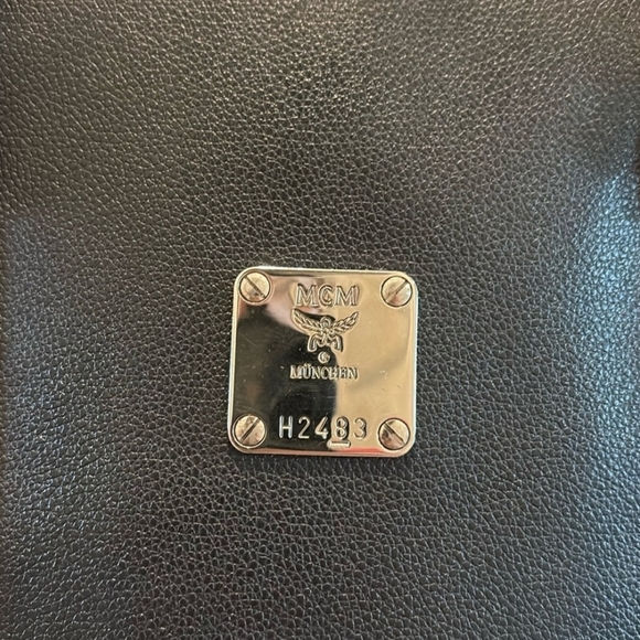 MCM Munchen Black Saffiano Leather Shoulder Bag (EXCELLENT CONDITION) - Picture 3 of 15